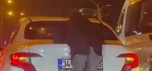 Otomobilin arkasına tutundu, hem kendini hem trafiği tehlikeye attı