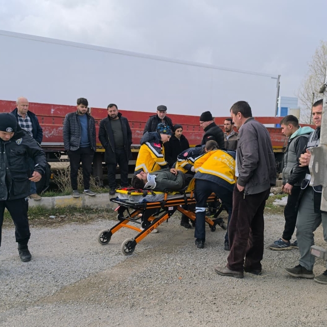 Tırın bir başka tıra arakadan çarptığı kazada faciadan dönüldü