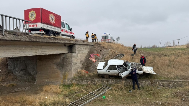Çorum'da köprüden düşen otomobilin sürücüsü yaralandı