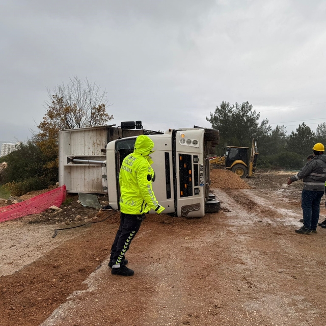 Devrilen kamyonda sıkışan sürücüsü yaralandı