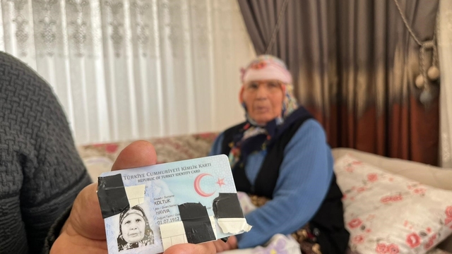 Bir garip yaş bilmecesi
Nüfusta 113 yaşında olan Havva Koltuk, ablasından 19 yaş büyük gözüküyor
Doğum tarihi 1 Temmuz 1912 yazılı kadının en küçük çocuğunu 68 yaşında doğurduğu hesaplanıyor
Havva Koltuk: "Ben yaşımı bilmiyorum"
"Dilim dönmüyor, kulak duymuyor, ne edeceğimi bilmiyorum"
Oğlu Mustafa Koltuk:
"45 yaşındayım, kimliğe göre annem 68 yaşında beni doğurmuş oluyor ve bu da acayip bir hesap"
"Anneme dışarıdan bakıldığında 85-90 yaşında gibi gözüküyor"