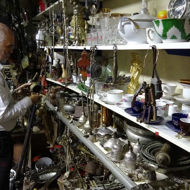 45 yıldır topladığı antika eşyaların sayısını kendisi de bilmiyor