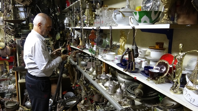 45 yıldır topladığı antika eşyaların sayısını kendisi de bilmiyor