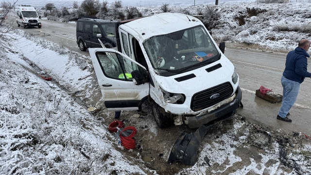 Kastamonu'da şarampole düşen kamyonetteki 7 kişi yaralandı
