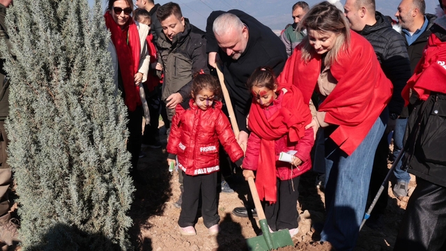 Menemen Belediyesi, 'yeni doğan bebekler' için binlerce fidan dikti