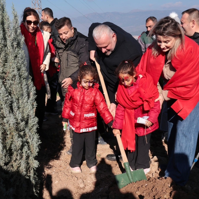 Menemen Belediyesi, 'yeni doğan bebekler' için binlerce fidan dikti