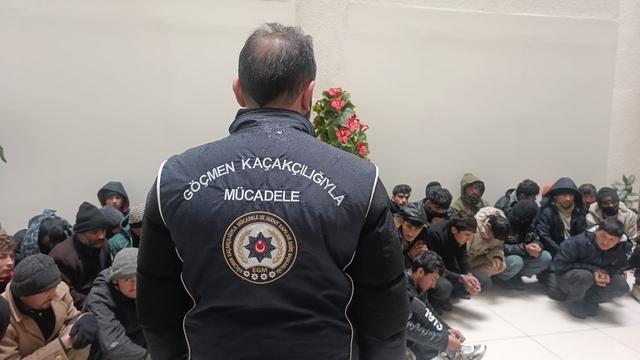 TIR'ın dorsesinden 42 kaçak göçmen çıktı; 2 gözaltı