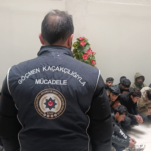 TIR'ın dorsesinden 42 kaçak göçmen çıktı; 2 gözaltı