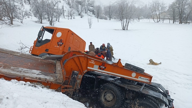 Hakkari'de iş makinesi devrildi: 2 yaralı