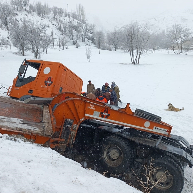 Hakkari'de iş makinesi devrildi: 2 yaralı