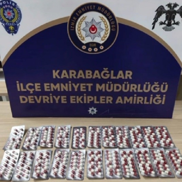 İzmir polisinden şok operasyonlar: Binlerce uyuşturucu hap ele geçirildi, a...