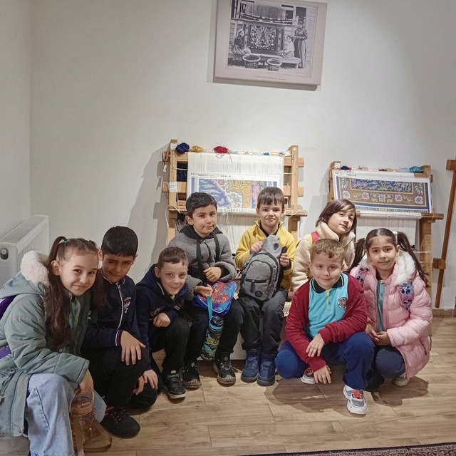 Körfez'de ilkokul öğrencileri Hereke halısının yapım aşamalarını inceledi