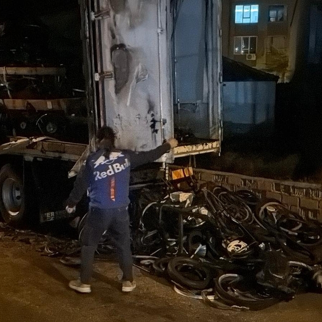 Bisiklet dolu kamyon yandı