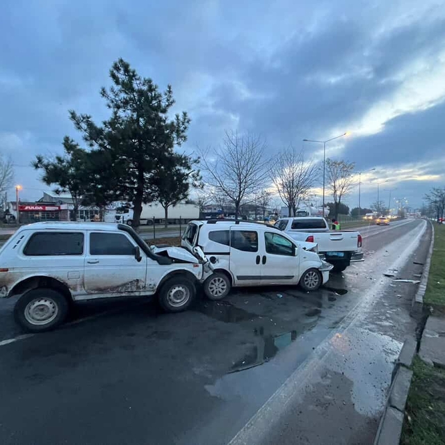 Bolu'da 4 araç zincirleme kazaya karıştı, trafik kilitlendi