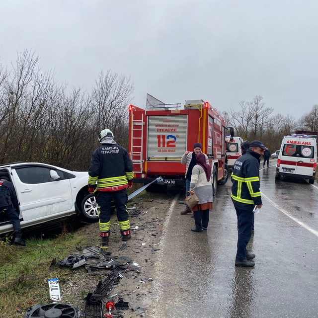 Hafif ticari araç kamyona çarptı: 2 yaralı