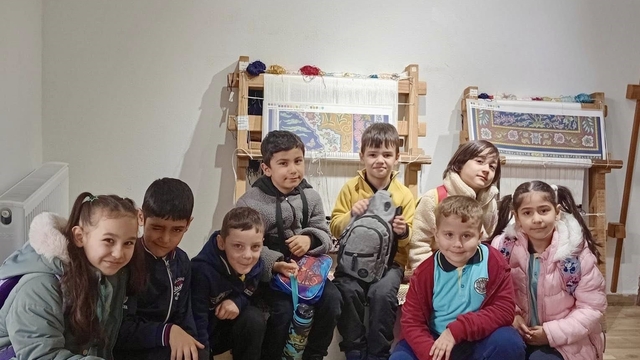 Körfez'de ilkokul öğrencileri Hereke halısının yapım aşamalarını inceledi