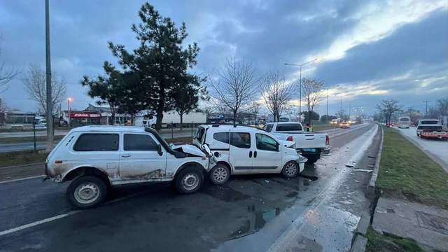 Bolu'da 4 araç zincirleme kazaya karıştı, trafik kilitlendi