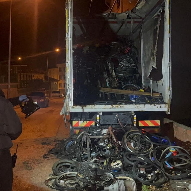 Bisiklet yüklü kamyonda çıkan yangının sebebi araştırılıyor