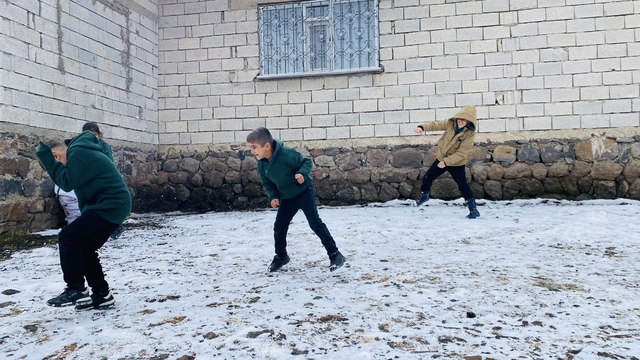 Ağrı'da çocuklar karın tadını çıkardı