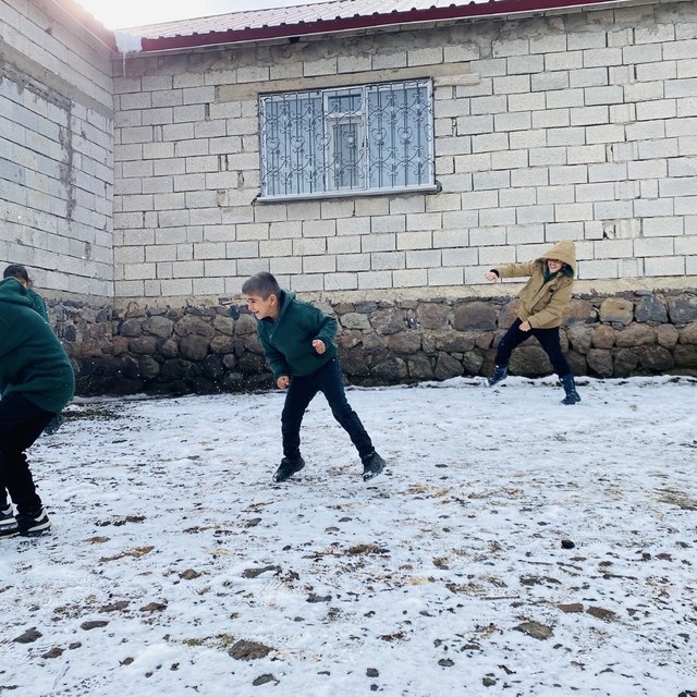 Ağrı'da çocuklar karın tadını çıkardı