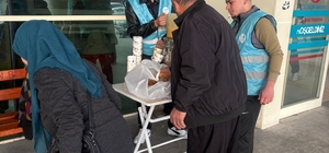 Kozan'da hastane önünde bekleyenlere çorba ikram edildi