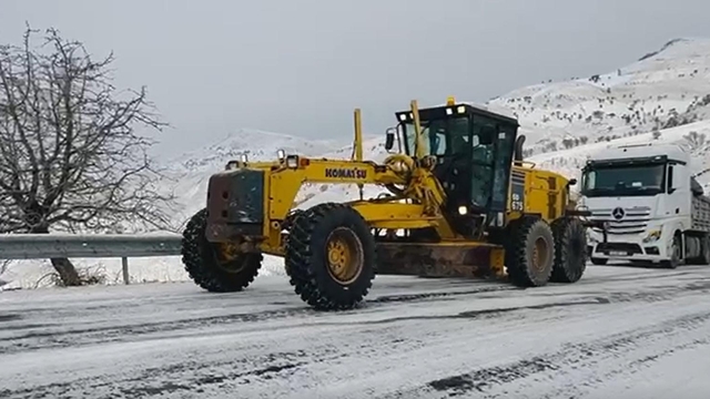 Muş'ta yolda kalan 20 araç kurtarıldı