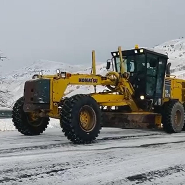 Muş'ta yolda kalan 20 araç kurtarıldı