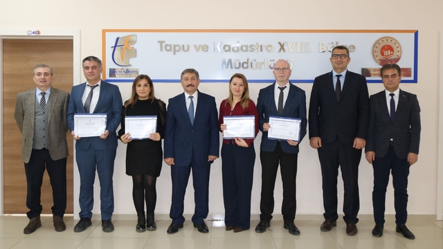 Memurun dikkati 20 milyonluk dolandırıcılığı engelledi
Sahte kimlik ile arsa satmaya çalışan dolandırıcının oyununu memurlar ortaya çıkardı