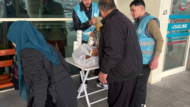 Kozan'da hastane önünde bekleyenlere çorba ikram edildi