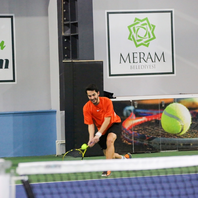 Meram'da aileler kortta buluşuyor