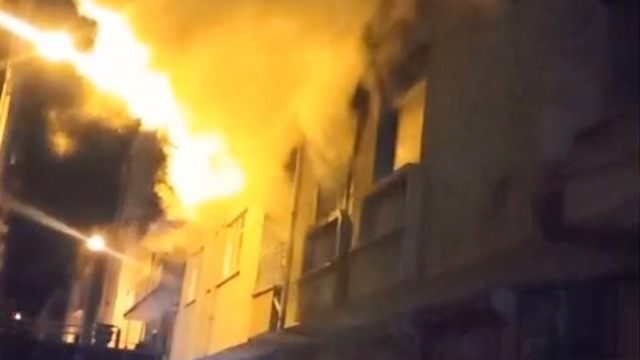 Elazığ'da metruk binada yangın