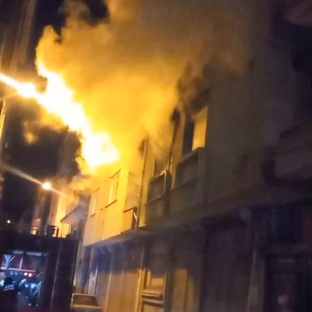 Elazığ'da metruk binada yangın