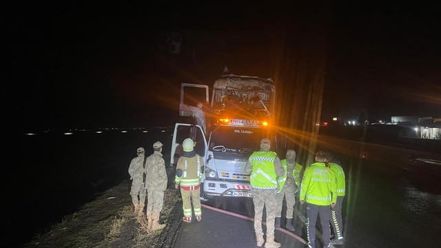 Şırnak'ta seyir halindeki tır alevlere teslim oldu