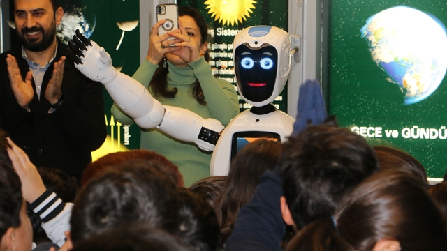 Diyarbakırlı öğrenciler atık malzemelerden robot yaptı
