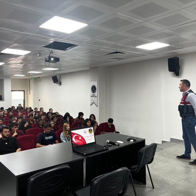 Jandarmadan öğrencilere siber güvenlik eğitimi