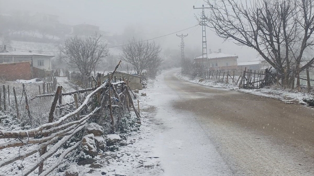 Vezirköprü'de mevsimin ilk kar yağışı