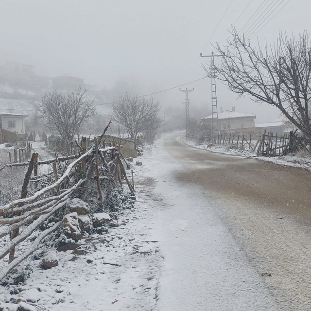 Vezirköprü'de mevsimin ilk kar yağışı
