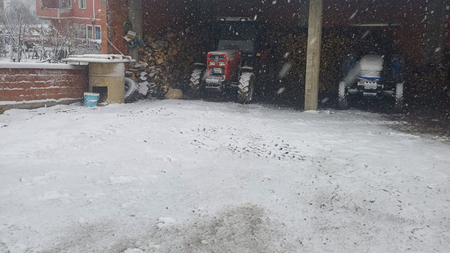 Vezirköprü'nün yüksek kesimlerine kar yağdı