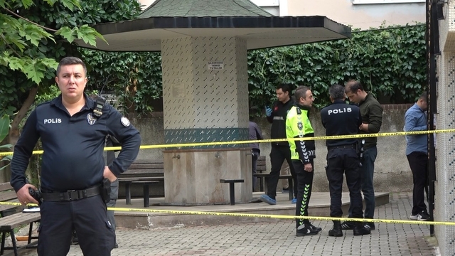 Genç kadın toplantı için beklediği dayısının silahından çıkan kurşunlarla hayatını kaybetmiş
Silahlı saldırının cinayet karesi ortaya çıktı, toplantı için beklenen dayı silahla ofisi basmış
Mehmet Ş. :"Defalarca ortak aile büyüklerimiz ve konuya vakıf kişilerin katılımıyla bir toplantı düzenlenmesini talep etmemize rağmen, iddialarının temelsiz olduğunu bildiğinden her seferinde bu toplantıyı reddetmiştir"