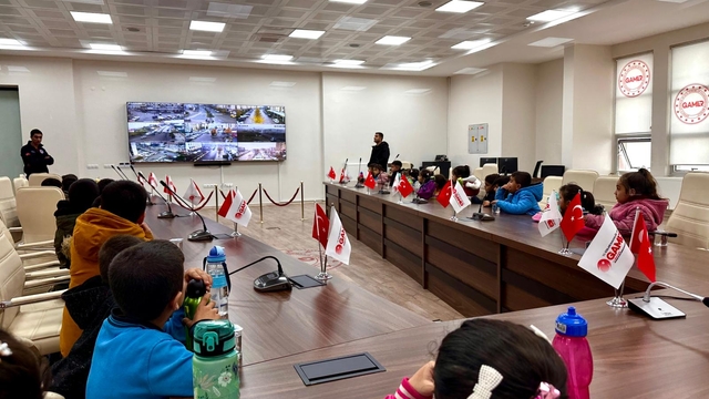 Şırnak'ta ilkokul öğrencileri 112 Acil Çağrı Merkezini ziyaret etti