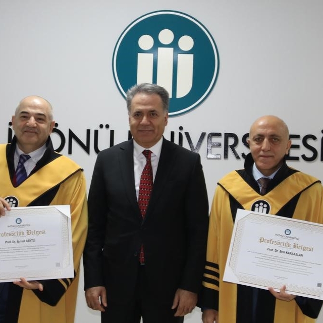 Unvanda yükselen akademisyenlere cübbeleri giydirildi