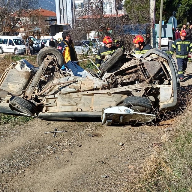 İki aracın çarpıştığı kazada yaşlı sürücü adam hayatını kaybetti