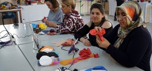 Kadınlar büyükşehir belediyesinin atölyelerinde meslek öğreniyor