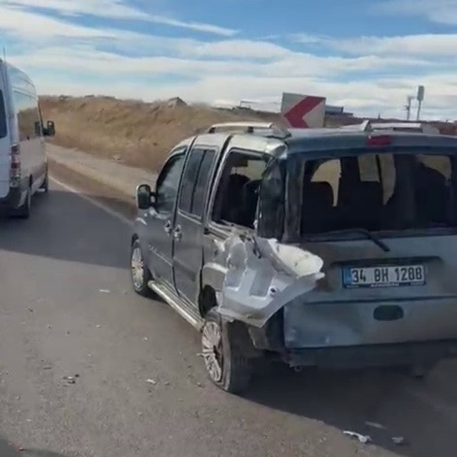 Tır ile hafif ticari araç çarpıştı: 1 yaralı