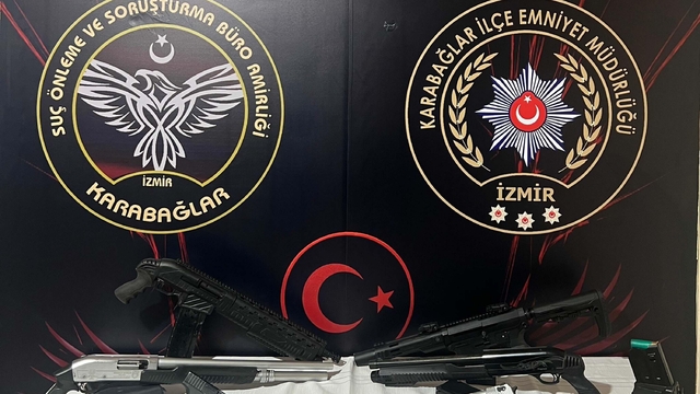 Takiple deşifre edildiler; evlerinden ruhsatsız silahlar ile uyuşturucu çıktı