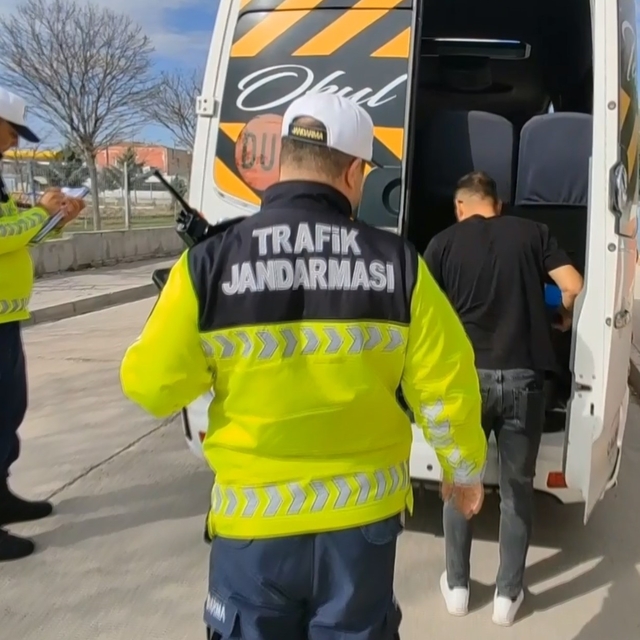 Aksaray'da trafik jandarması okul servislerini aralıksız denetliyor