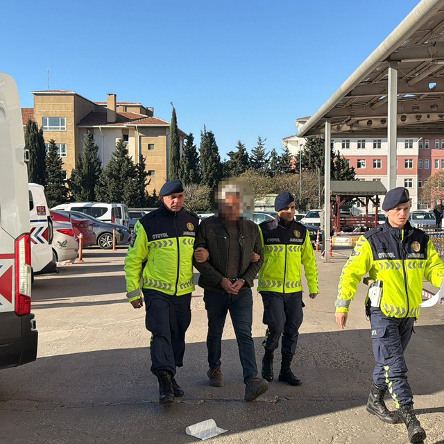 Durdurulan araçtan 15 kaçak göçmen yakalandı