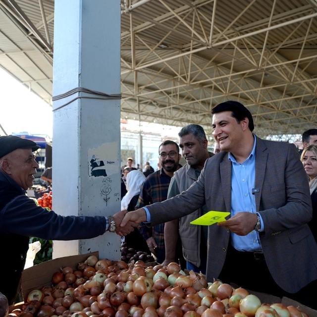 Yılmaz, pazarda vatandaş ve esnafla buluştu