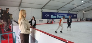 Merkezefendi'de buz pateni pisti açıldı