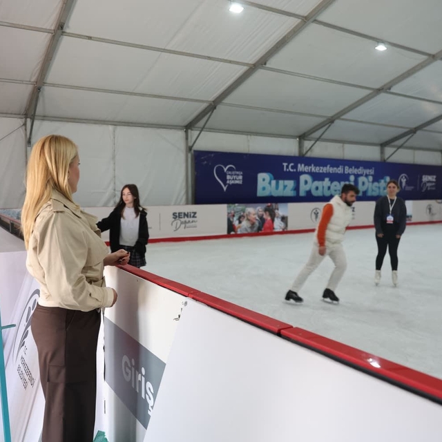 Merkezefendi'de buz pateni pisti açıldı